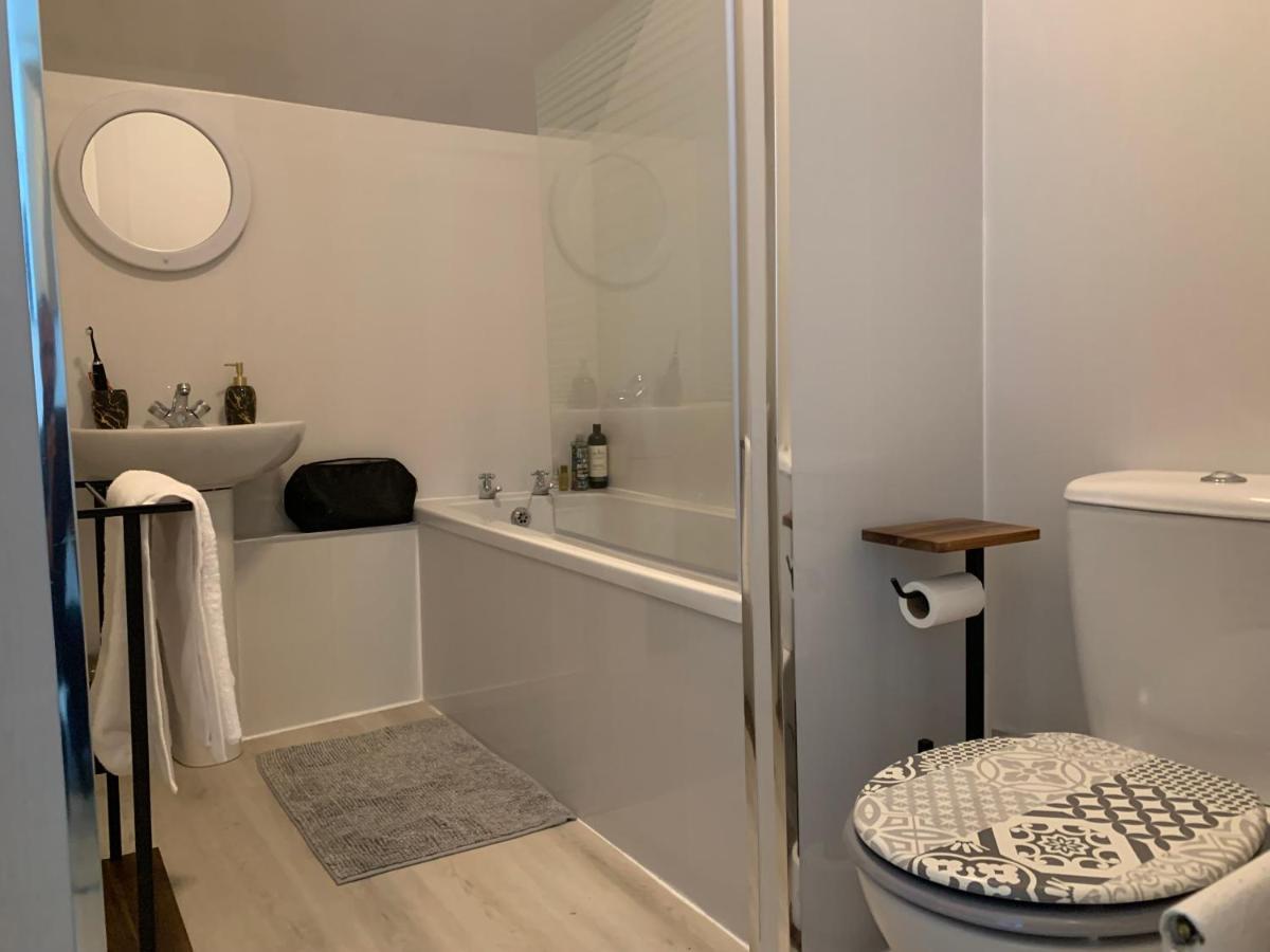Lovely 2 Bedroom Apartment In Central Location Greenock Buitenkant foto